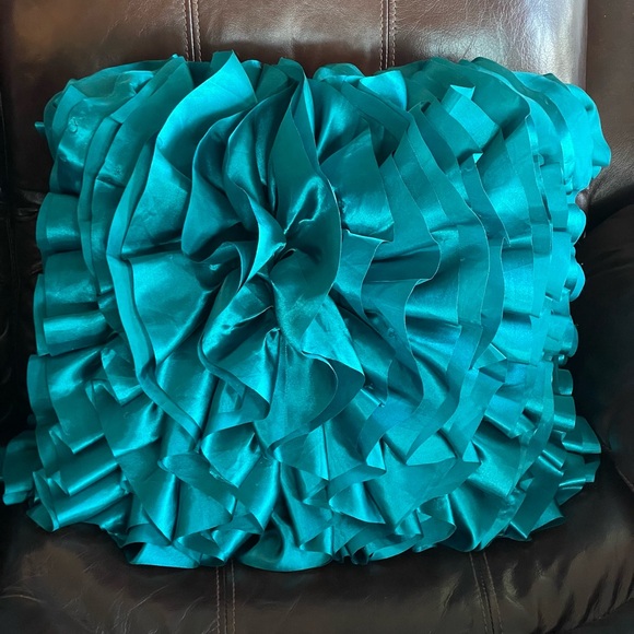 Pier 1 teal ruffle pillows - Picture 3 of 11